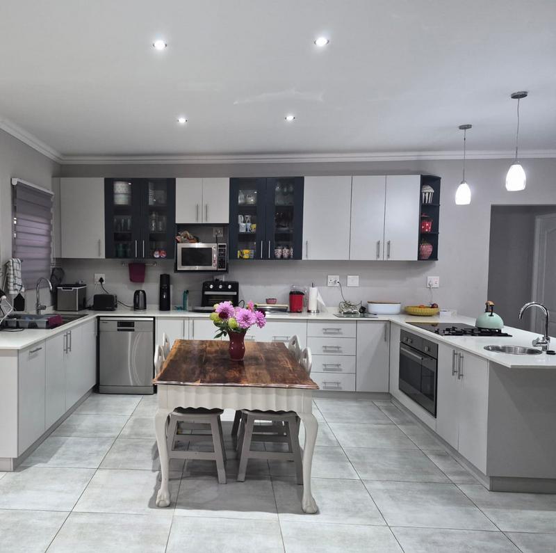 5 Bedroom Property for Sale in Die Bult Western Cape